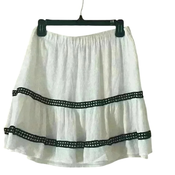 Vince Camuto Skirt Medium. Fully lined. White with black trim design. Good cond. - Picture 1 of 10